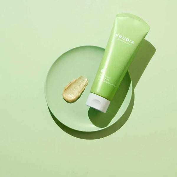 Putas-skrubis dziļai poru attīrīšanai Frudia Green Grape Pore Control Scrub Cleansing Foam