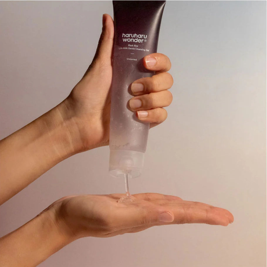 Maigs pīlinga-gels ar melno rīsu ekstraktu Haruharu WONDER Black Rice Triple AHA Gentle Cleansing Gel